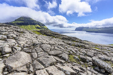 Steinboden auf dem Gipfel des Skaelingsfjall im Sommer, Insel Streymoy, Färöer Inseln, Dänemark, Europa - RHPLF26430