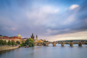 Charles Bridge and Old Town Bridge Tower, UNESCO World Heritage Site, Prague, Bohemia, Czech Republic (Czechia), Europe - RHPLF26447