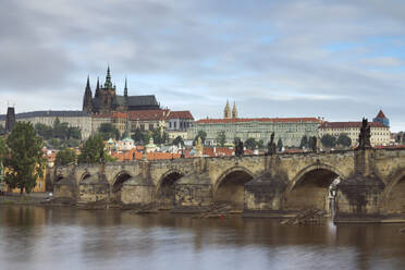 Prague Castle and Charles Bridge, UNESCO World Heritage Site, Prague, Bohemia, Czech Republic (Czechia), Europe - RHPLF26454