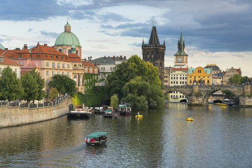 Boat going towards Charles Bridge, Prague, Bohemia, Czech Republic (Czechia), Europe - RHPLF26504