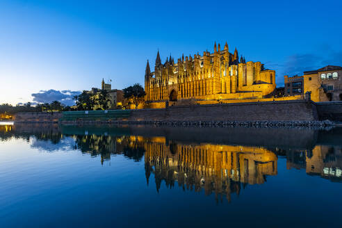 Cathedral of Palma at night, Mallorca, Balearic Islands, Spain, Mediterranean, Europe - RHPLF26534