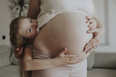 Tochter umarmt schwangere Mutter zu Hause - OSF01949