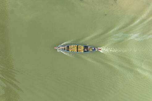 Luftaufnahme von Früchten auf dem Boot im Kaptai-See, Rangamati, Bangladesch. - AAEF20993