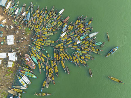 Luftaufnahme eines schwimmenden Marktes mit Saisonfrüchten auf Booten im Kaptai-See, Rangamati, Bangladesch. - AAEF20998