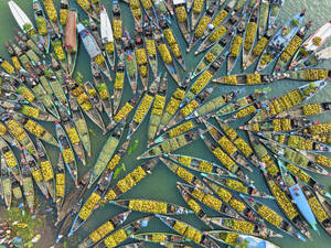 Luftaufnahme eines schwimmenden Marktes mit Saisonfrüchten auf Booten im Kaptai-See, Rangamati, Bangladesch. - AAEF21000