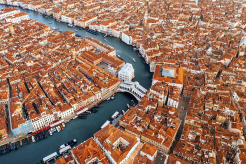 Aerial view of Rialto bridge crossing the Grand Canal in Venice downtown, Veneto, Italy. - AAEF21023
