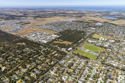 Luftaufnahme von Ocean Grove, einem kleinen Wohnviertel mit Häusern in Victoria, Australien. - AAEF21032