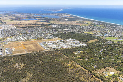 Luftaufnahme von Ocean Grove, einem kleinen Wohnviertel mit Häusern entlang der Meeresküste in Victoria, Australien. - AAEF21035