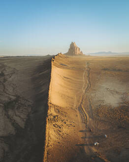 Luftaufnahme des berühmten Monadnocks Shiprock bei Sonnenaufgang, Navajo Nation, San Juan County, New Mexico, Vereinigte Staaten. - AAEF21174