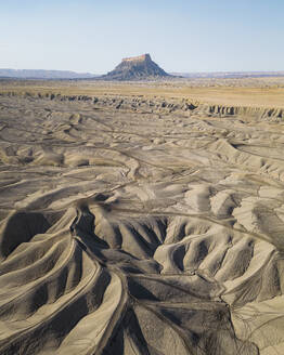 Luftaufnahme von Factory Butte, Caineville Mesa, Caineville, Utah, Vereinigte Staaten. - AAEF21204