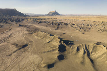 Luftaufnahme von Factory Butte, Caineville Mesa, Caineville, Utah, Vereinigte Staaten. - AAEF21209