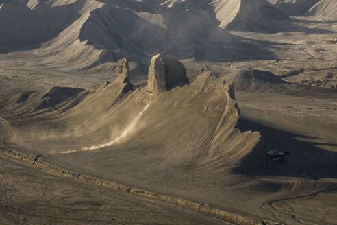 Luftaufnahme von Swing Arm City, einem berühmten Ort für Motorräder und ATVs, Caineville Mesa, Utah, Vereinigte Staaten. - AAEF21214