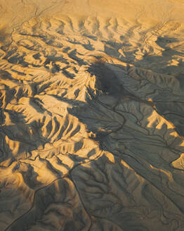 Luftaufnahme von Factory Butte, Caineville Mesa, Caineville, Utah, Vereinigte Staaten. - AAEF21224