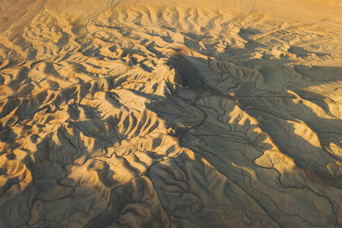 Luftaufnahme von Factory Butte, Caineville Mesa, Caineville, Utah, Vereinigte Staaten. - AAEF21225