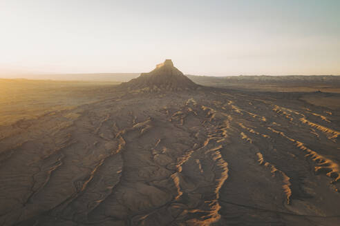 Luftaufnahme von Factory Butte, Caineville Mesa, Caineville, Utah, Vereinigte Staaten. - AAEF21228