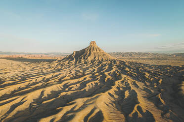 Luftaufnahme von Factory Butte, Caineville Mesa, Caineville, Utah, Vereinigte Staaten. - AAEF21229