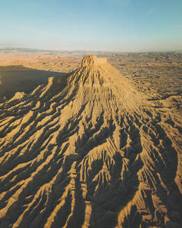 Luftaufnahme von Factory Butte, Caineville Mesa, Caineville, Utah, Vereinigte Staaten. - AAEF21232