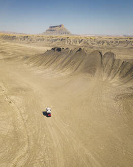 Luftaufnahme von Swing Arm City, einem berühmten Ort für Motorräder und ATVs, Caineville Mesa, Utah, Vereinigte Staaten. - AAEF21242