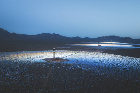 Luftaufnahme einer konzentrierten solarthermischen Anlage bei Sonnenaufgang, Mojave-Wüste, Kalifornien, in der Nähe von Las Vegas, Vereinigte Staaten. - AAEF21255
