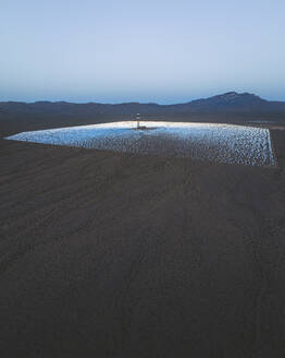 Luftaufnahme einer konzentrierten solarthermischen Anlage bei Sonnenaufgang, Mojave-Wüste, Kalifornien, in der Nähe von Las Vegas, Vereinigte Staaten. - AAEF21260