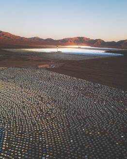 Luftaufnahme einer konzentrierten solarthermischen Anlage bei Sonnenaufgang, Mojave-Wüste, Kalifornien, in der Nähe von Las Vegas, Vereinigte Staaten. - AAEF21262