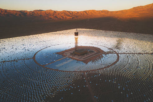 Luftaufnahme einer konzentrierten solarthermischen Anlage bei Sonnenaufgang, Mojave-Wüste, Kalifornien, in der Nähe von Las Vegas, Vereinigte Staaten. - AAEF21263