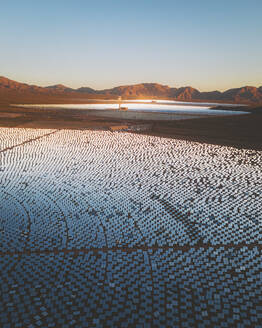 Luftaufnahme einer konzentrierten solarthermischen Anlage bei Sonnenaufgang, Mojave-Wüste, Kalifornien, in der Nähe von Las Vegas, Vereinigte Staaten. - AAEF21265