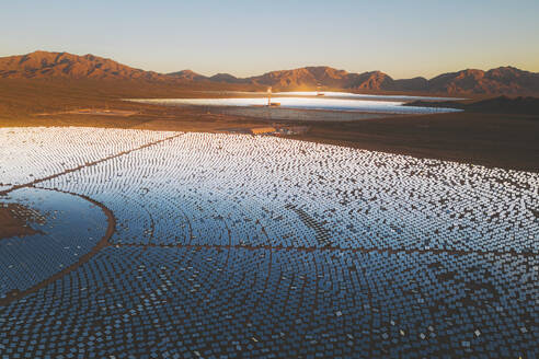 Luftaufnahme einer konzentrierten solarthermischen Anlage bei Sonnenaufgang, Mojave-Wüste, Kalifornien, in der Nähe von Las Vegas, Vereinigte Staaten. - AAEF21268