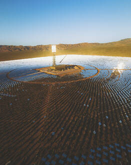 Luftaufnahme einer konzentrierten solarthermischen Anlage bei Sonnenaufgang, Mojave-Wüste, Kalifornien, in der Nähe von Las Vegas, Vereinigte Staaten. - AAEF21311