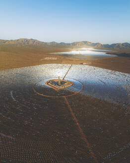 Luftaufnahme einer konzentrierten solarthermischen Anlage bei Sonnenaufgang, Mojave-Wüste, Kalifornien, in der Nähe von Las Vegas, Vereinigte Staaten. - AAEF21312