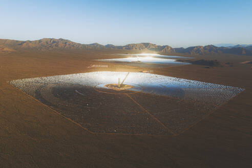 Luftaufnahme einer konzentrierten solarthermischen Anlage bei Sonnenaufgang, Mojave-Wüste, Kalifornien, in der Nähe von Las Vegas, Vereinigte Staaten. - AAEF21313