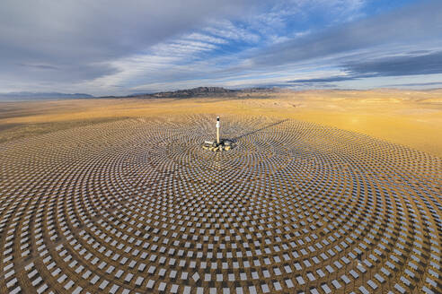 Luftaufnahme eines solarthermischen Kraftwerks in der Nähe von Tonopah, Nevada, Vereinigte Staaten. - AAEF21315