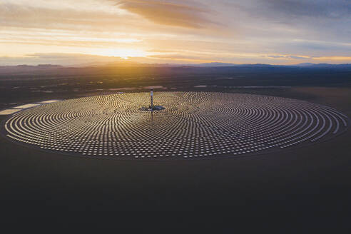 Luftaufnahme eines solarthermischen Kraftwerks in der Nähe von Tonopah, Nevada, Vereinigte Staaten. - AAEF21316