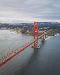 Luftaufnahme der berühmten Golden Gate Bridge, San Francisco, Kalifornien, Vereinigte Staaten. - AAEF21336