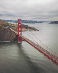 Luftaufnahme der berühmten Golden Gate Bridge, San Francisco, Kalifornien, Vereinigte Staaten. - AAEF21337
