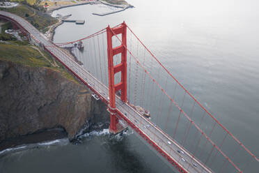 Luftaufnahme der berühmten Golden Gate Bridge, San Francisco, Kalifornien, Vereinigte Staaten. - AAEF21341