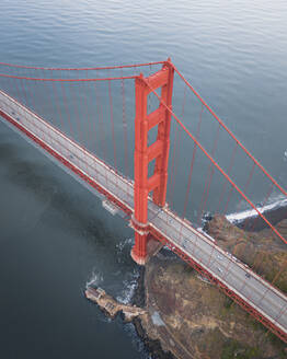 Luftaufnahme der berühmten Golden Gate Bridge, San Francisco, Kalifornien, Vereinigte Staaten. - AAEF21342