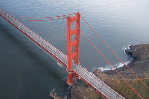 Luftaufnahme der berühmten Golden Gate Bridge, San Francisco, Kalifornien, Vereinigte Staaten. - AAEF21343