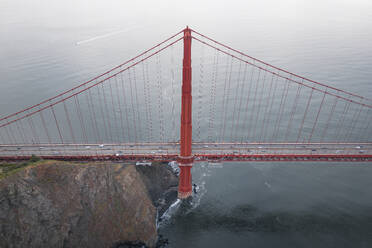 Luftaufnahme der berühmten Golden Gate Bridge, San Francisco, Kalifornien, Vereinigte Staaten. - AAEF21350