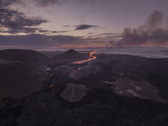 Luftaufnahme des Vulkans Litli-Hrutur (Kleiner Widder) während eines Ausbruchs im Vulkangebiet Fagradalsfjall im Südwesten Islands. Es handelt sich um eine Spalteneruption auf der Halbinsel Reykjanes, Island. - AAEF21377