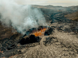 Luftaufnahme des Vulkans Litli-Hrutur (Kleiner Widder) während eines Ausbruchs im Vulkangebiet Fagradalsfjall im Südwesten Islands. Es handelt sich um eine Spalteneruption auf der Halbinsel Reykjanes, Island. - AAEF21379