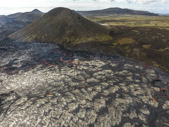 Luftaufnahme des Vulkans Litli-Hrutur (Kleiner Widder) während eines Ausbruchs im Vulkangebiet Fagradalsfjall im Südwesten Islands. Es handelt sich um eine Spalteneruption auf der Halbinsel Reykjanes, Island. - AAEF21380