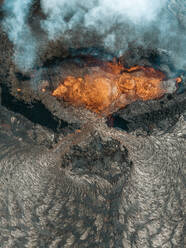 Luftaufnahme des Vulkans Litli-Hrutur (Kleiner Widder) während eines Ausbruchs im Vulkangebiet Fagradalsfjall im Südwesten Islands. Es handelt sich um eine Spalteneruption auf der Halbinsel Reykjanes, Island. - AAEF21381