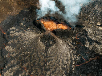 Luftaufnahme des Vulkans Litli-Hrutur (Kleiner Widder) während eines Ausbruchs im Vulkangebiet Fagradalsfjall im Südwesten Islands. Es handelt sich um eine Spalteneruption auf der Halbinsel Reykjanes, Island. - AAEF21383