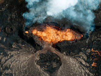 Luftaufnahme des Vulkans Litli-Hrutur (Kleiner Widder) während eines Ausbruchs im Vulkangebiet Fagradalsfjall im Südwesten Islands. Es handelt sich um eine Spalteneruption auf der Halbinsel Reykjanes, Island. - AAEF21384