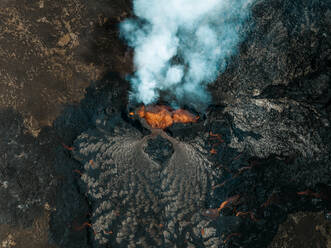 Luftaufnahme des Vulkans Litli-Hrutur (Kleiner Widder) während eines Ausbruchs im Vulkangebiet Fagradalsfjall im Südwesten Islands. Es handelt sich um eine Spalteneruption auf der Halbinsel Reykjanes, Island. - AAEF21385