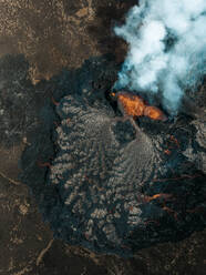 Luftaufnahme des Vulkans Litli-Hrutur (Kleiner Widder) während eines Ausbruchs im Vulkangebiet Fagradalsfjall im Südwesten Islands. Es handelt sich um eine Spalteneruption auf der Halbinsel Reykjanes, Island. - AAEF21386