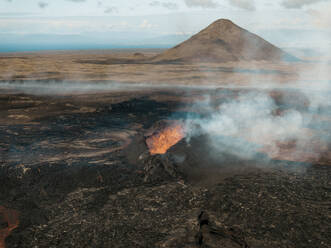 Luftaufnahme des Vulkans Litli-Hrutur (Kleiner Widder) während eines Ausbruchs im Vulkangebiet Fagradalsfjall im Südwesten Islands. Es handelt sich um eine Spalteneruption auf der Halbinsel Reykjanes, Island. - AAEF21388