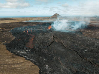 Luftaufnahme des Vulkans Litli-Hrutur (Kleiner Widder) während eines Ausbruchs im Vulkangebiet Fagradalsfjall im Südwesten Islands. Es handelt sich um eine Spalteneruption auf der Halbinsel Reykjanes, Island. - AAEF21389