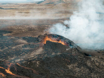 Luftaufnahme des Vulkans Litli-Hrutur (Kleiner Widder) während eines Ausbruchs im Vulkangebiet Fagradalsfjall im Südwesten Islands. Es handelt sich um eine Spalteneruption auf der Halbinsel Reykjanes, Island. - AAEF21390